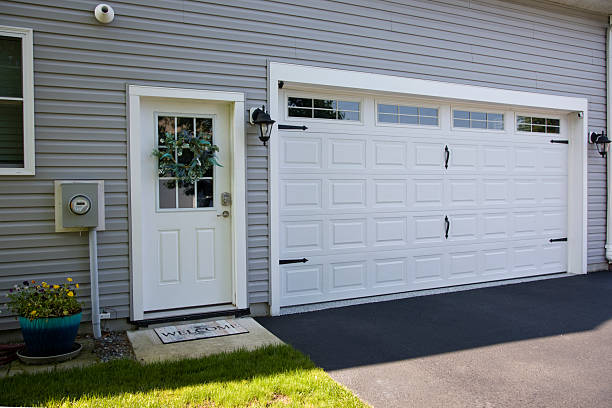 24/7 Emergency Garage Door Panel Replacement experts in Hillcrest, NY